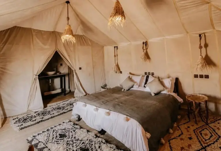 Luxuriöses Zeltzimmer mit drei Betten im Merzouga Luxury Tents & Activities in Merzouga