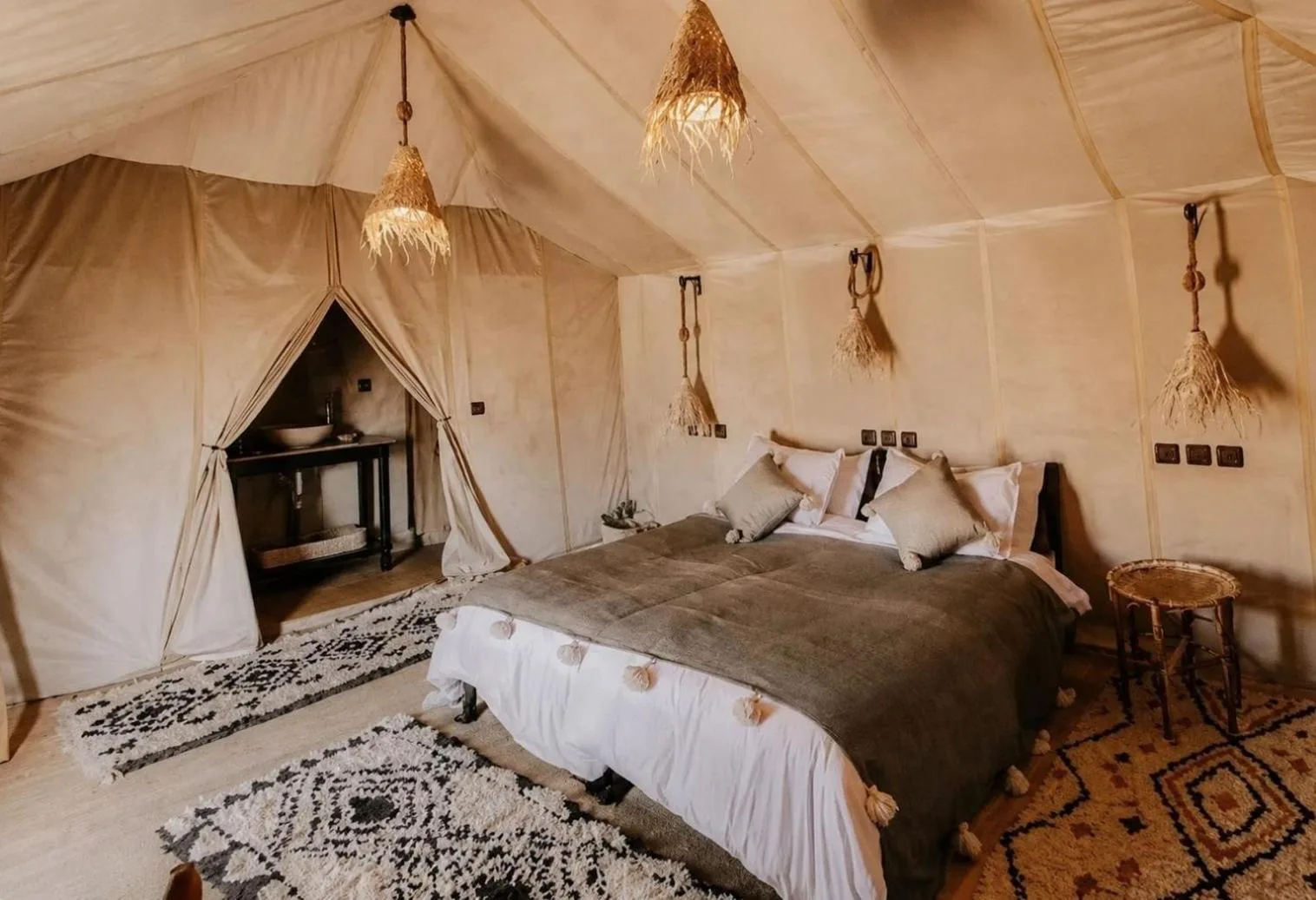 Luxuriöses Zeltzimmer mit drei Betten im Merzouga Luxury Tents & Activities in Merzouga