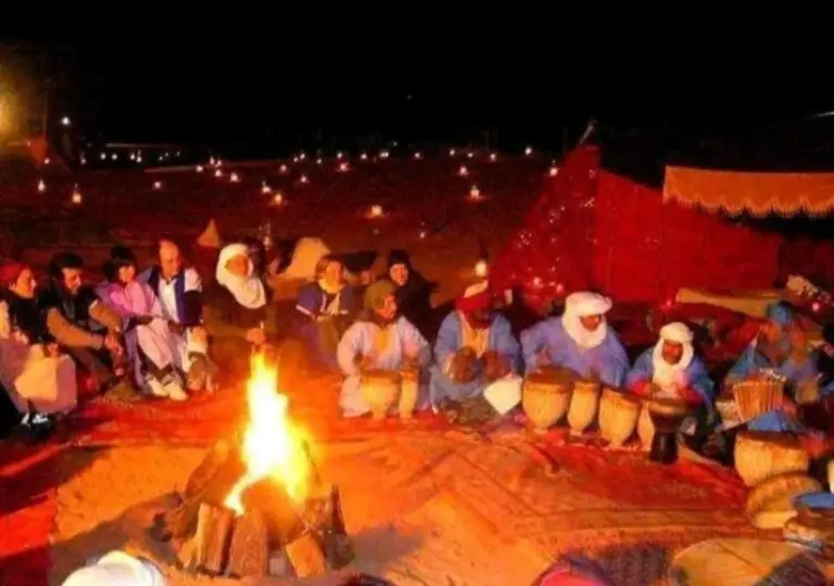 Événement culturel autour du feu au Merzouga Nice luxury Camp