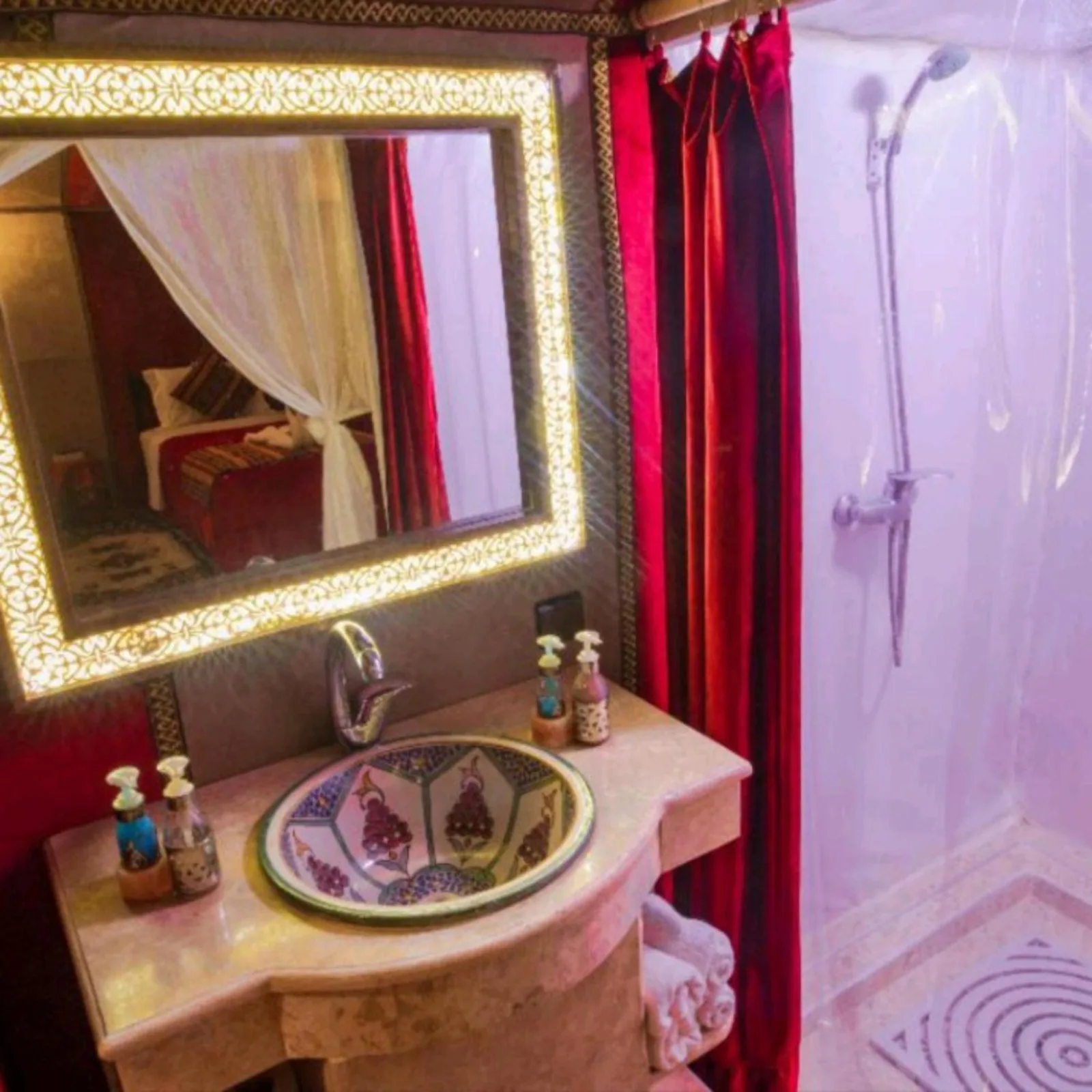 Salle de bains élégante dans une tente au Merzouga Nice luxury Camp