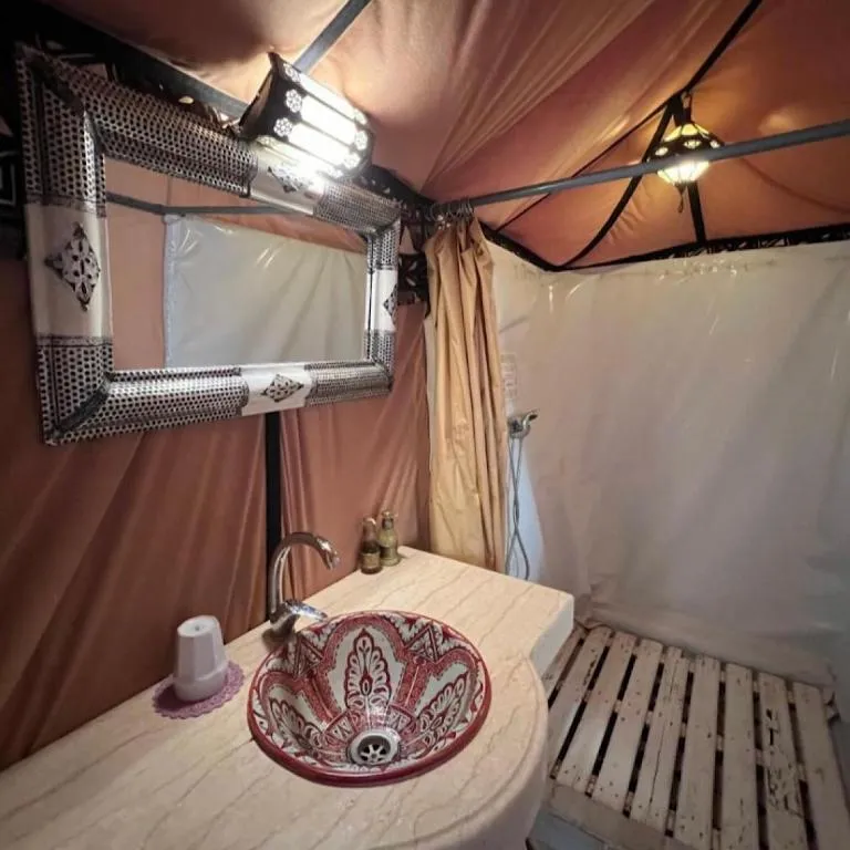 Espace salle de bain dans une tente au Merzouga Nomadic Desert Camp