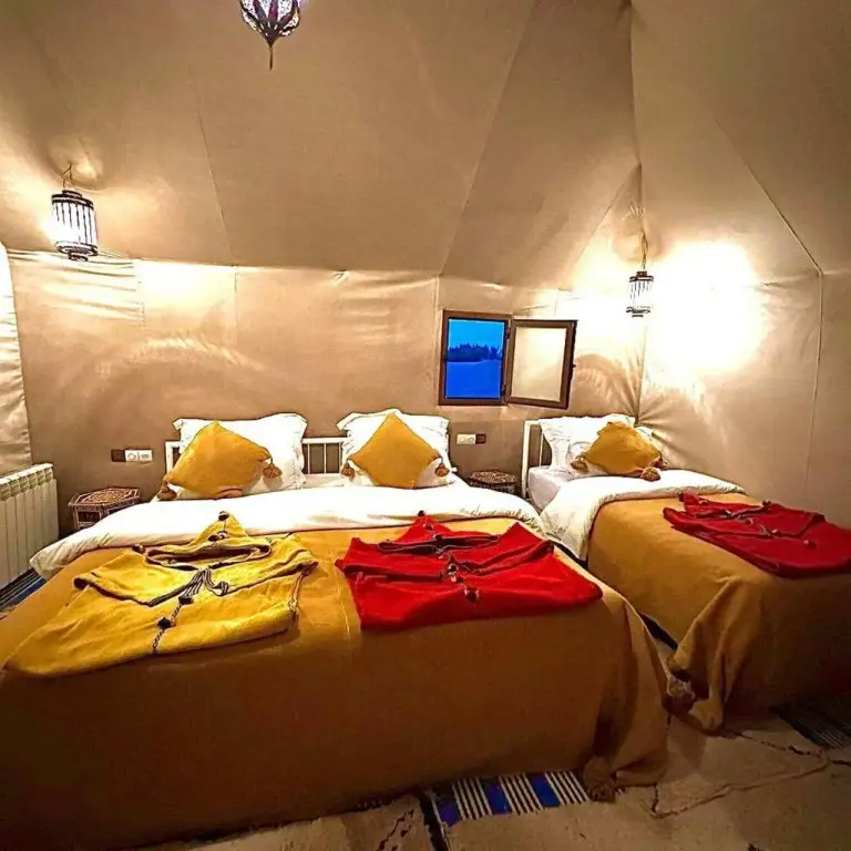 Espace de sommeil confortable dans une tente au Merzouga Nomadic Desert Camp