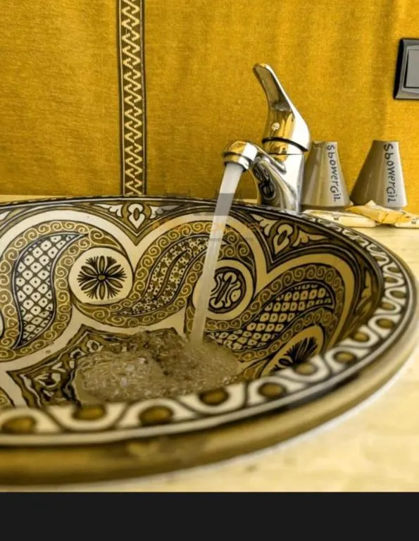 Lavabo décoratif dans la salle de bain au Merzouga Nomadic Desert Camp