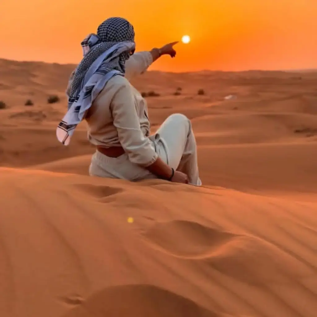 Huésped de Merzouga Nomads Camp disfrutando del amanecer en el desierto