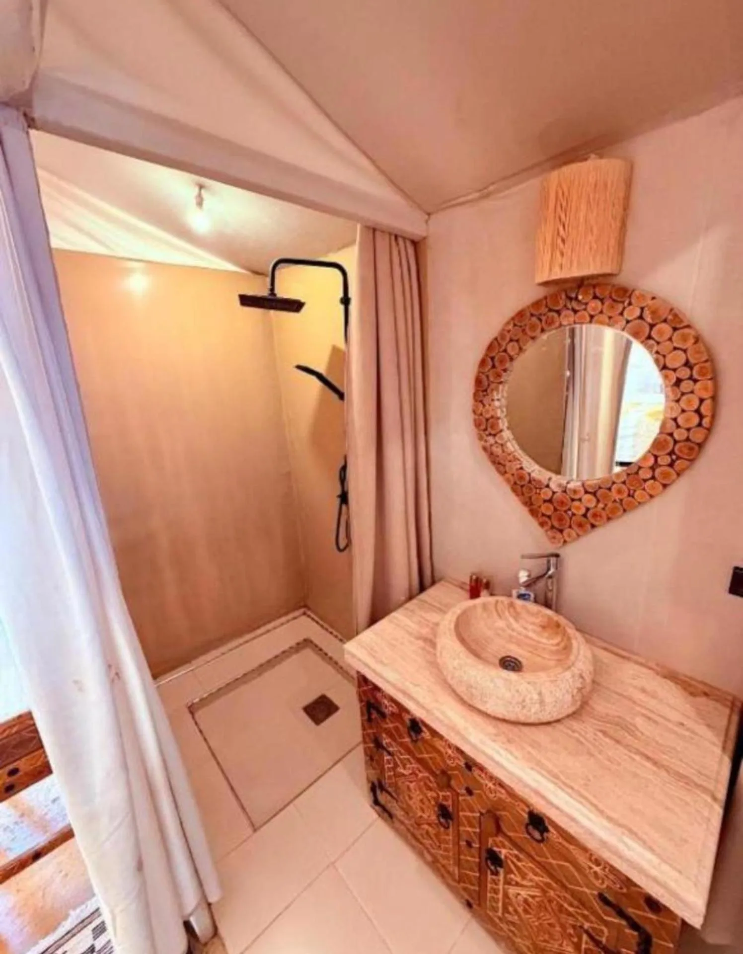 Bathroom design in a luxury tent at Retreat Sahara