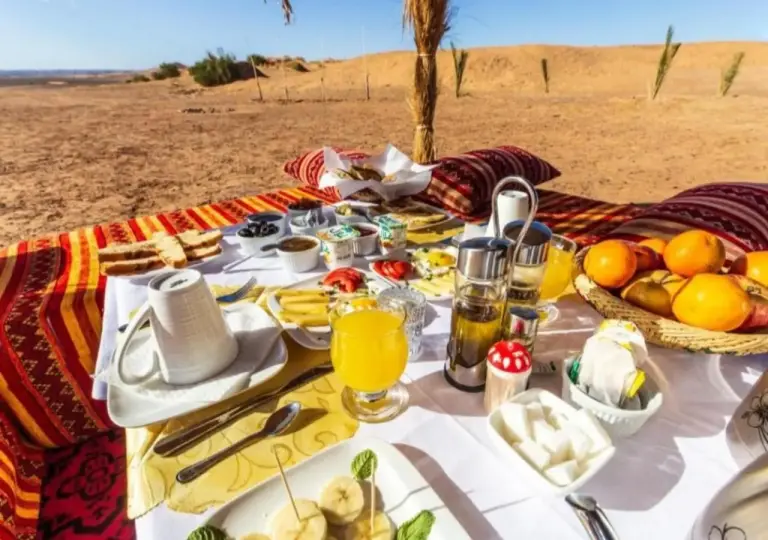 Buffet de petit-déjeuner au Merzouga Premium Camp