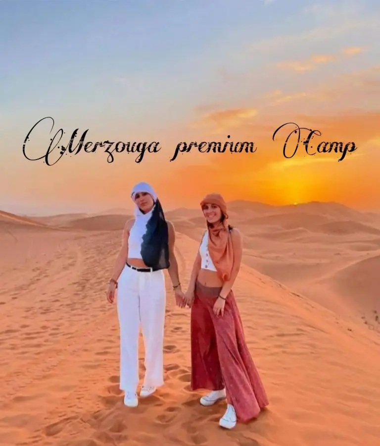 Clients profitant du coucher de soleil dans le désert près du Merzouga Premium Camp