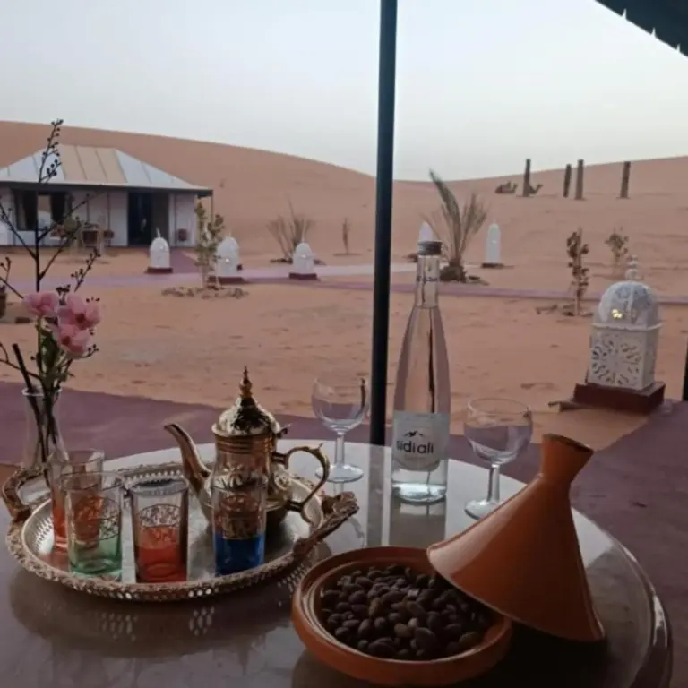 Servicio de desayuno y té en Merzouga Royal Camp en Merzouga con vistas a las dunas del desierto