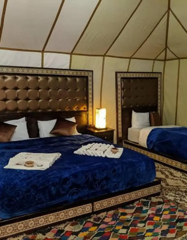 Innenansicht eines Deluxe-Zelts im Merzouga Sahara Camp