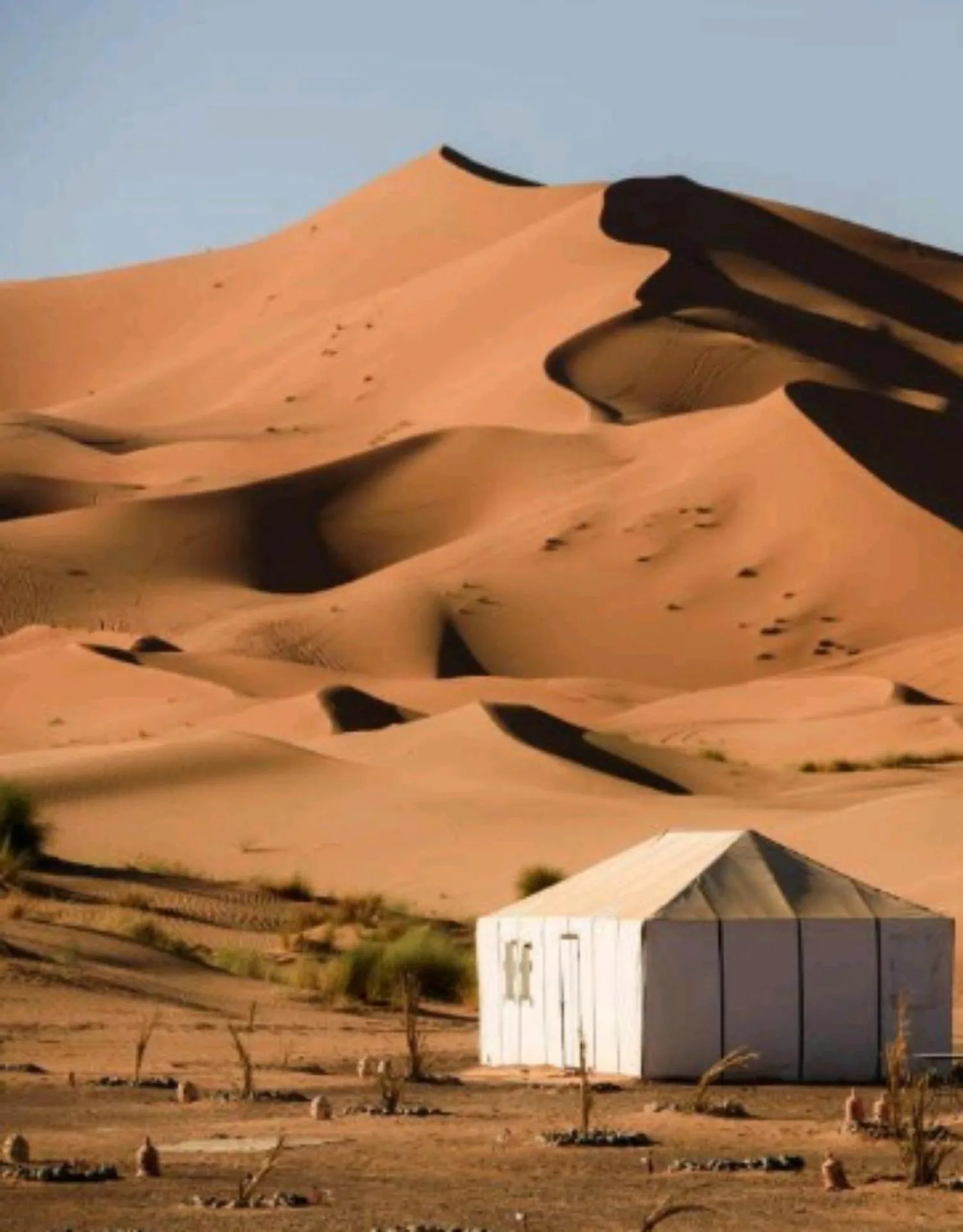 Ein einzelnes Zelt zwischen den Dünen im Merzouga Sahara Camp