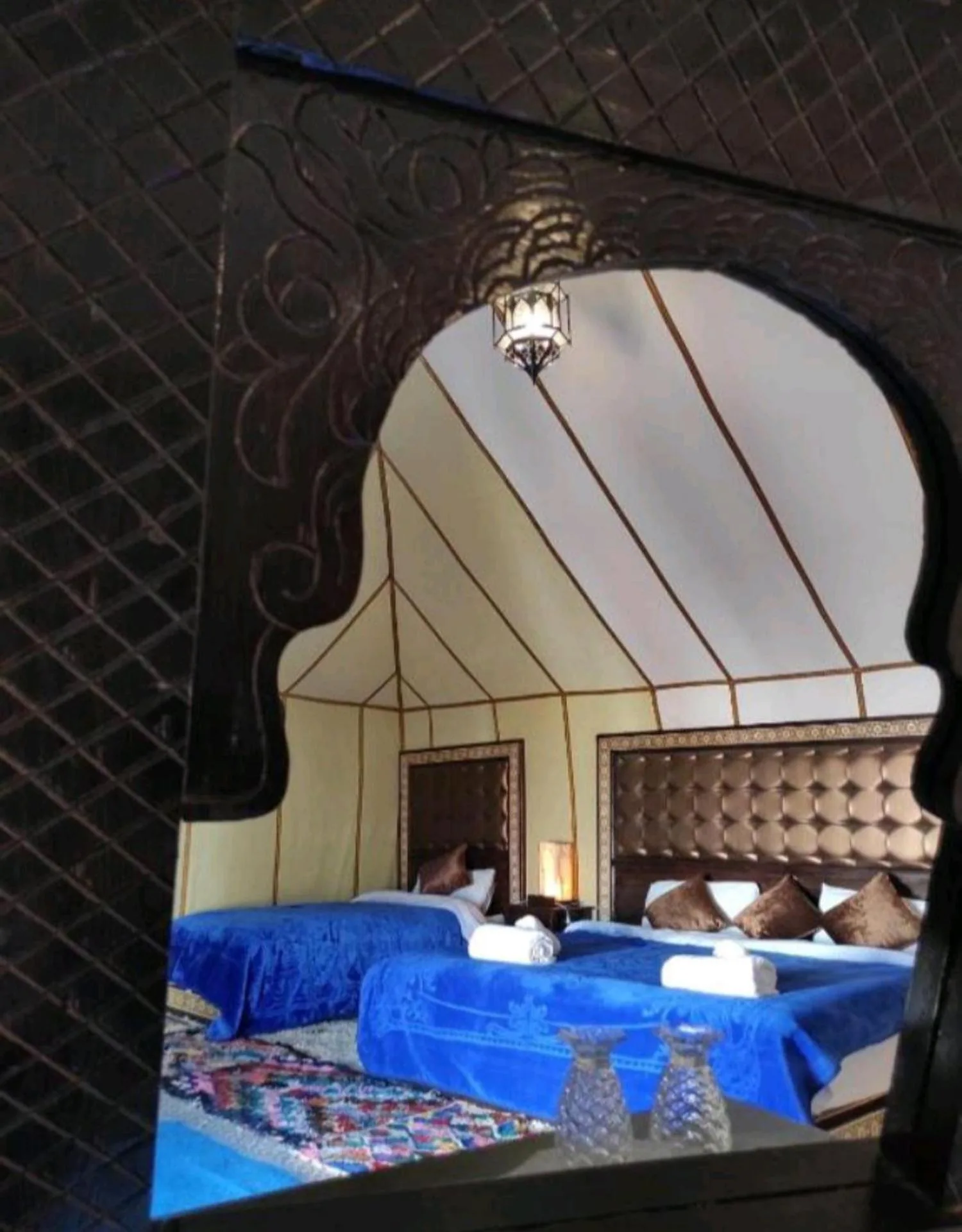 Spiegelung des Zeltinneren in einem Spiegel im Merzouga Sahara Camp