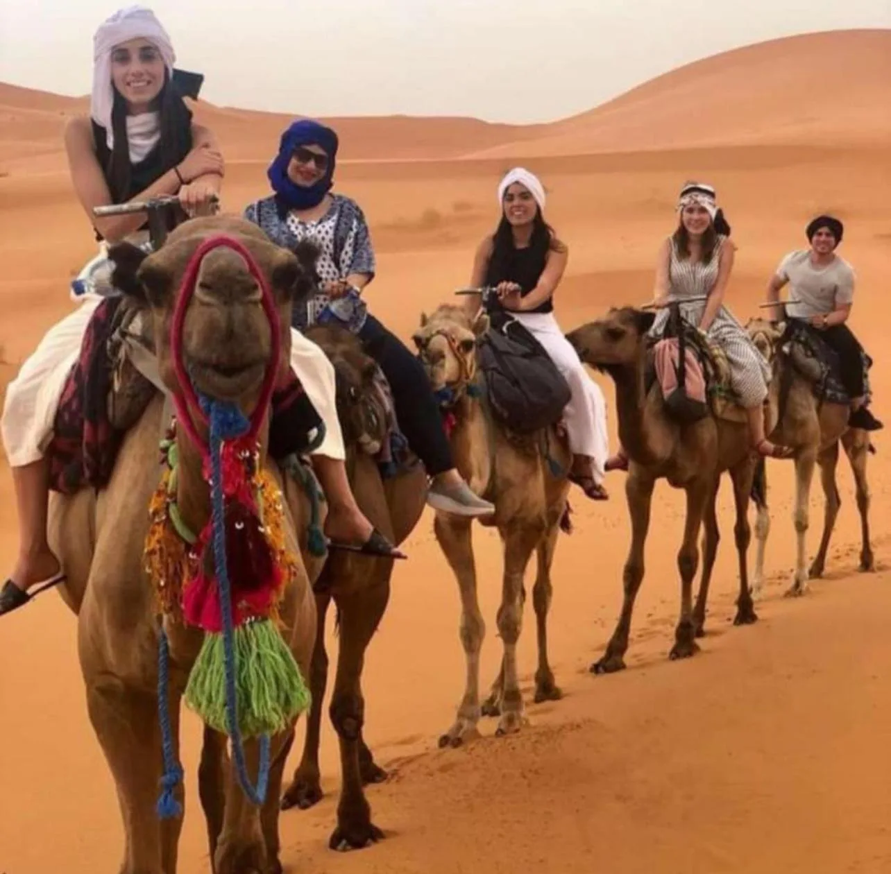 Kameltrekking-Erlebnis vom Merzouga Sara Luxury Camp in Merzouga mit Reisenden, die in den Wüstendünen reiten
