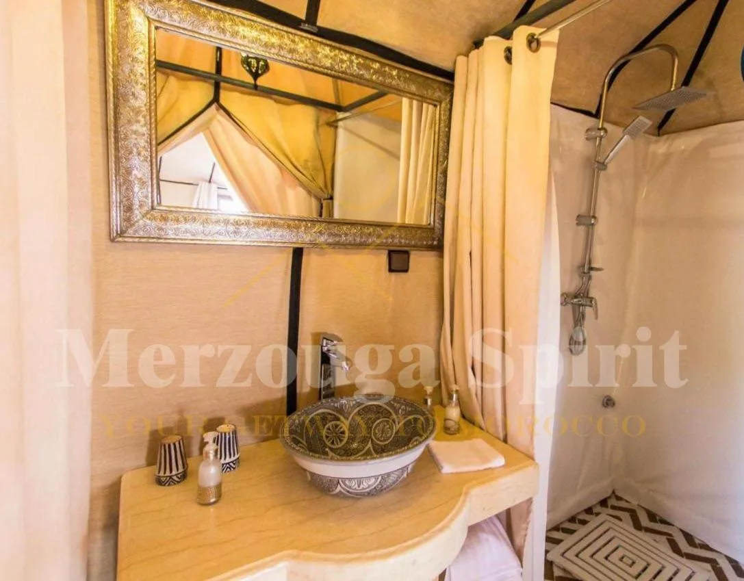 Zona de lavabo y ducha del baño en Merzouga Spirit Luxury Camp en Merzouga