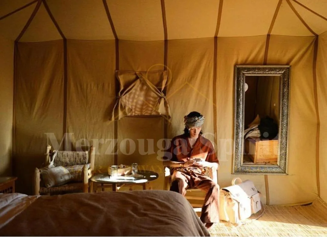 Huésped alojado en una tienda habitación de lujo en Merzouga Spirit Luxury Camp en Merzouga