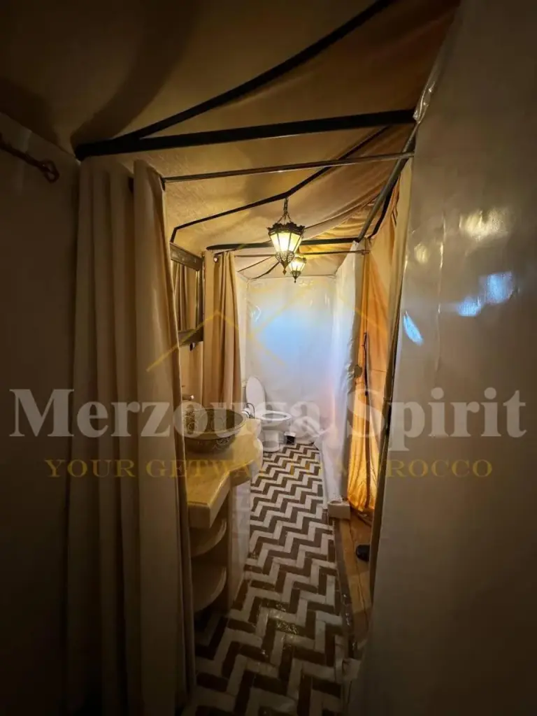 Pasillo de la tienda y acceso al baño en Merzouga Spirit Luxury Camp en Merzouga