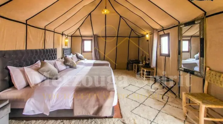 Distribución de dormitorio con dos camas y cama queen en Merzouga Spirit Luxury Camp en Merzouga