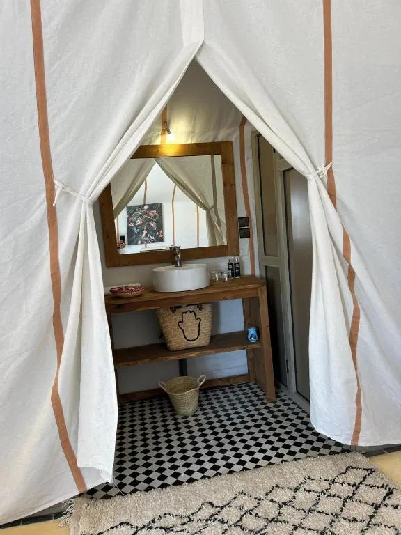 Eingang zum Badezimmer im Merzouga Sud-Est Luxuscamp