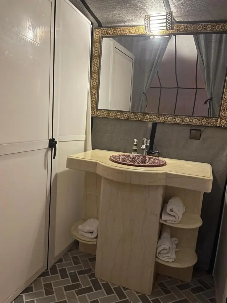 Intérieur de la salle de bain au Camp de Luxe Merzouga Sud-Est