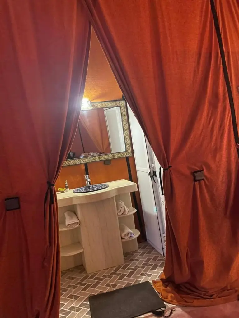 Vue de la salle de bain depuis la tente au Merzouga Sud-Est Luxury Camp