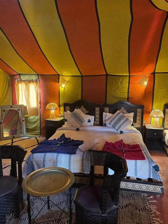 Doppelzimmer-Zelt-Setup im Merzouga Sud-Est Luxuscamp