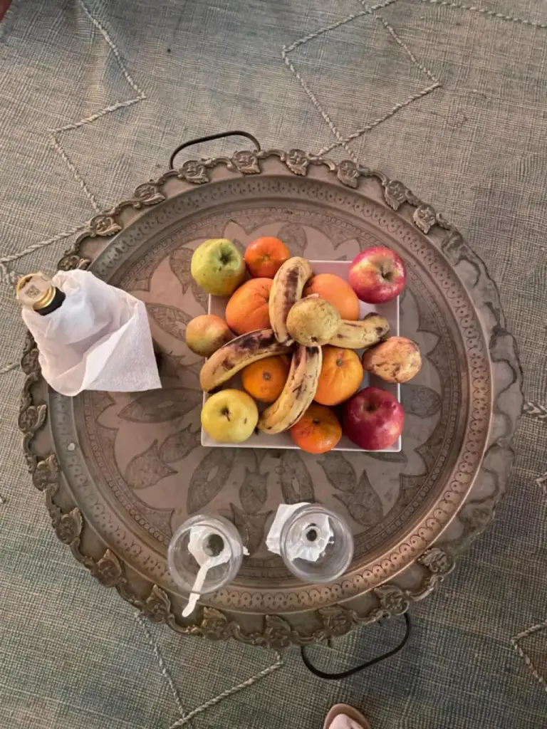 Disposition de fruits et boissons au Merzouga Sud-Est Luxury Camp