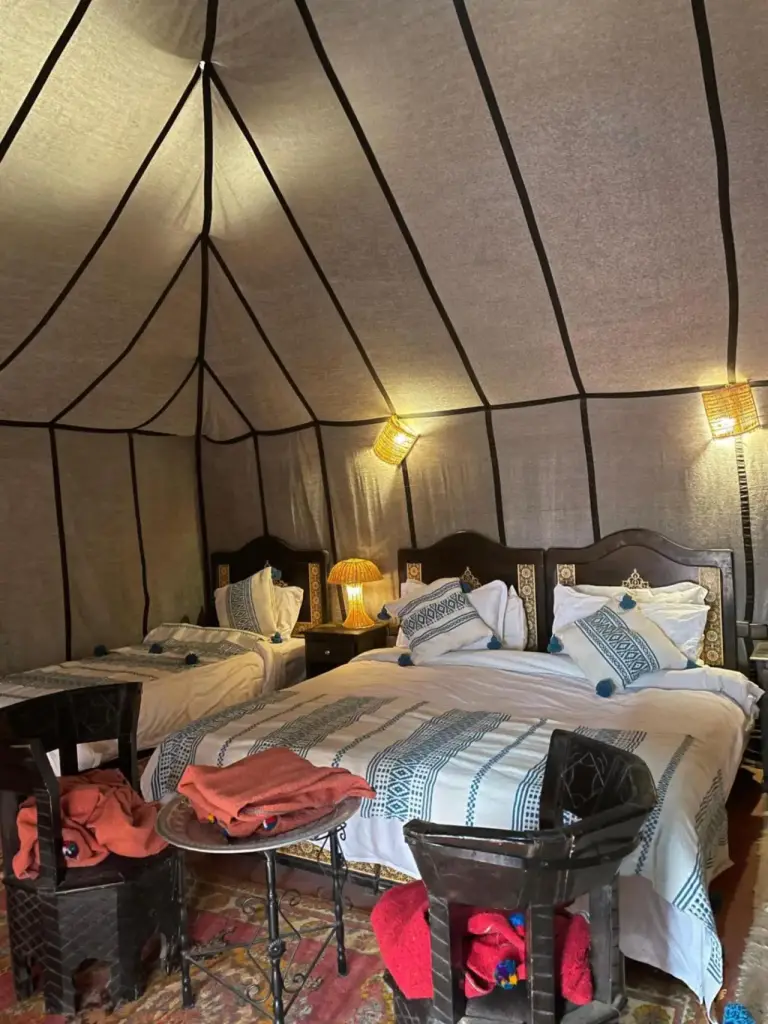 Intérieur de la tente d'invité au Merzouga Sud-Est Luxury Camp
