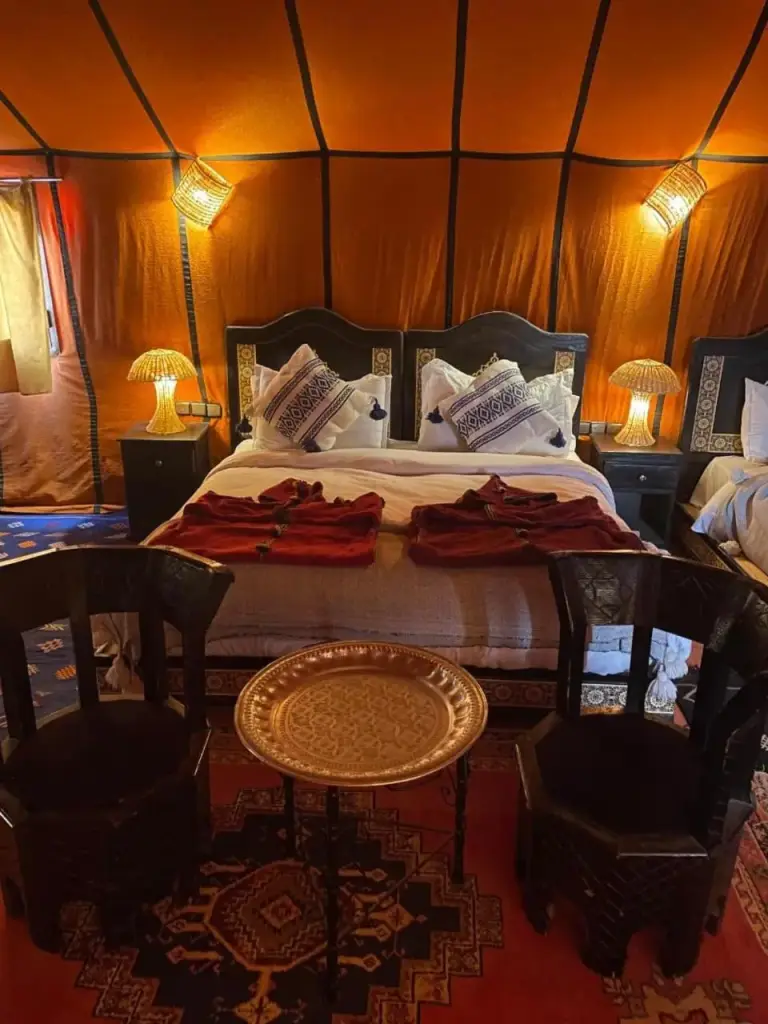 Tente d'invité avec espace de détente au Camp de Luxe Merzouga Sud-Est