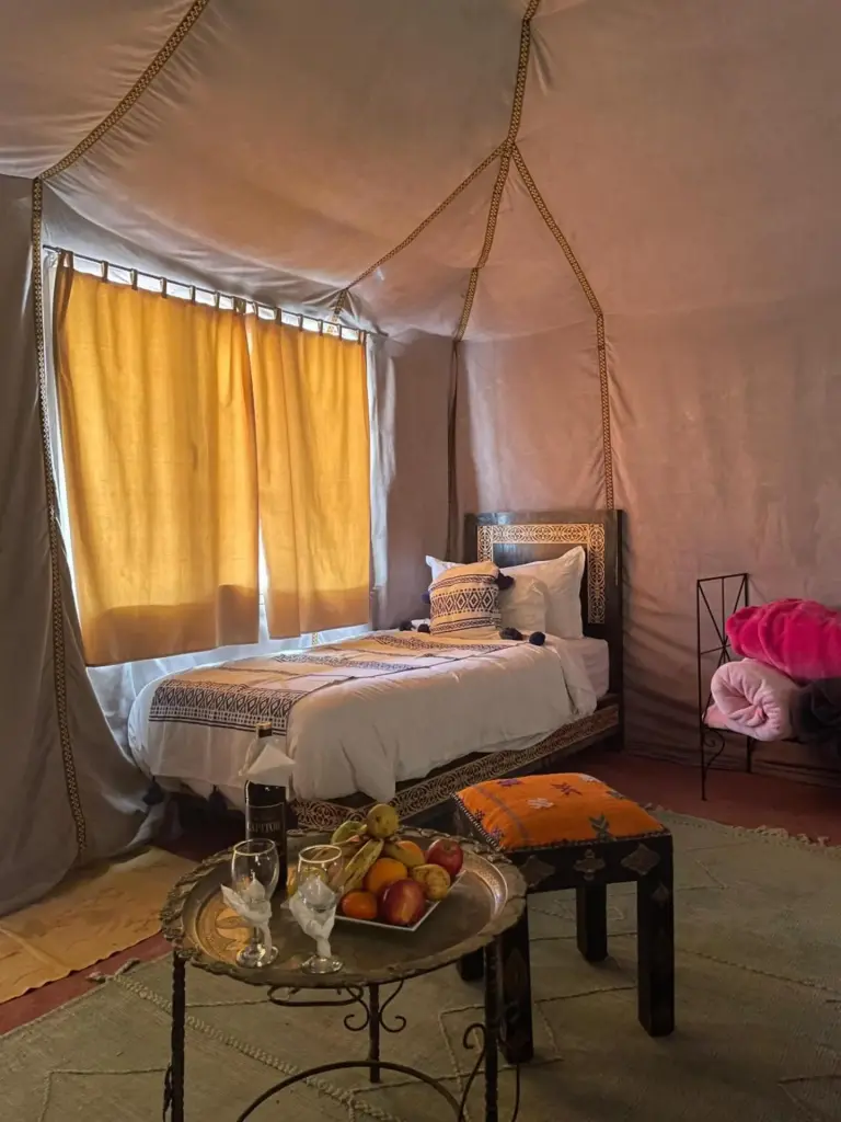 Configuration de tente pour un seul invité au Camp de Luxe Merzouga Sud-Est