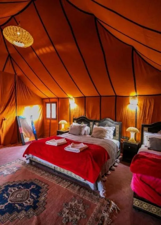 Tienda naranja acogedora en Merzouga Top Luxury Camp