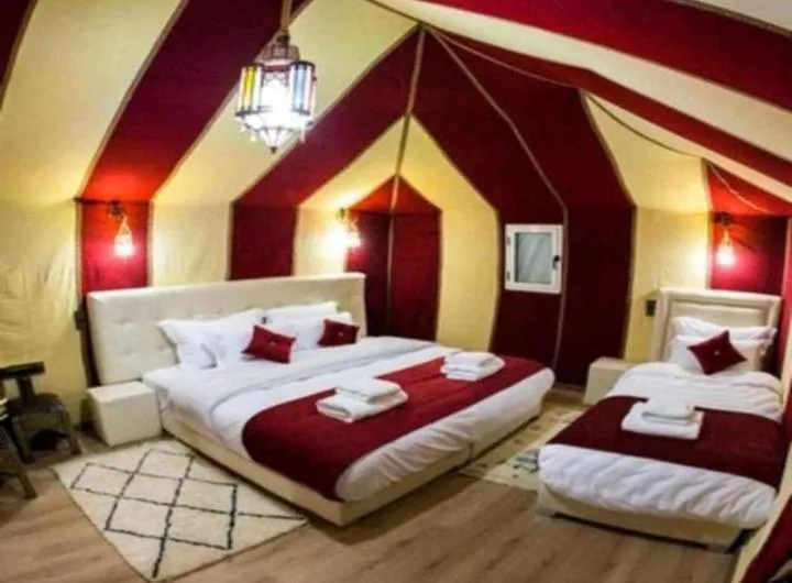 Interior de una tienda de lujo en Merzouga Top Luxury Camp