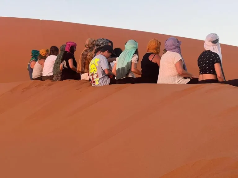 Sentado en las dunas cerca de Merzouga Top Luxury Camp