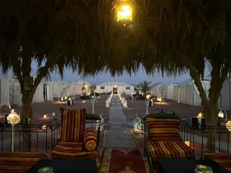 Ambiente nocturno en Merzouga Top Luxury Camp