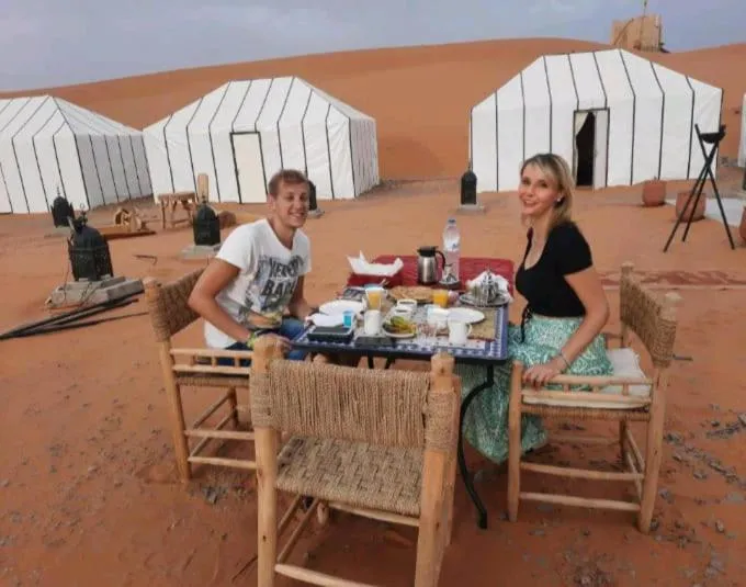Comedor al aire libre en Merzouga Top Luxury Camp