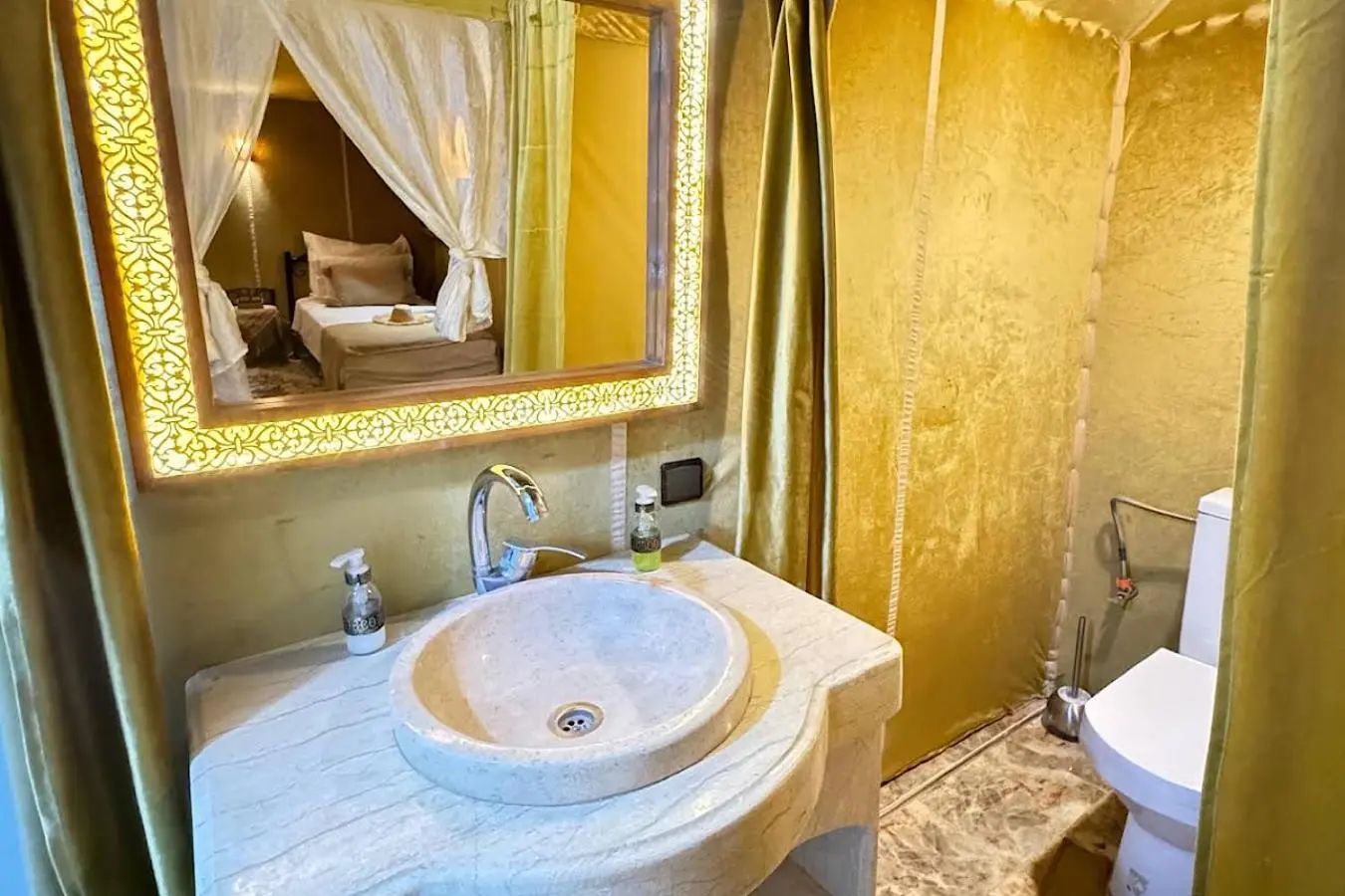 Baño de Merzouga Twilight Camp con comodidades modernas
