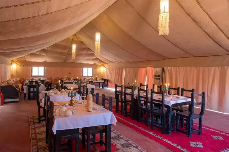 Configuración del área de comedor de Merzouga Twilight Camp para los huéspedes