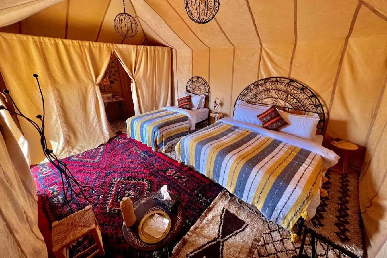 Habitación doble en Merzouga Twilight Camp con decoración vibrante