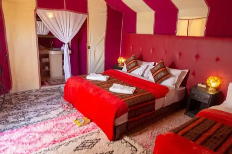 Habitación familiar de Merzouga Twilight Camp con acentos rojos