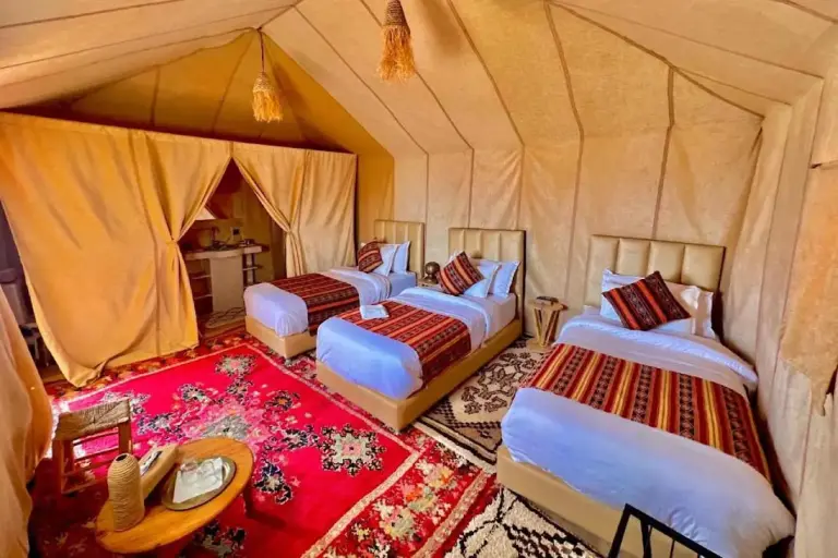 Habitación triple de Merzouga Twilight Camp con decoración tradicional