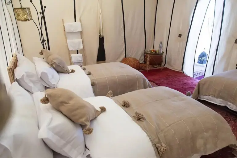 Habitación doble en Merzouga Twilight Camp con camas cómodas