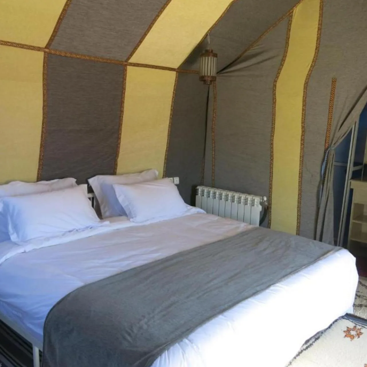 Acogedora tienda de huéspedes en Merzouga Ultra Luxury Camp