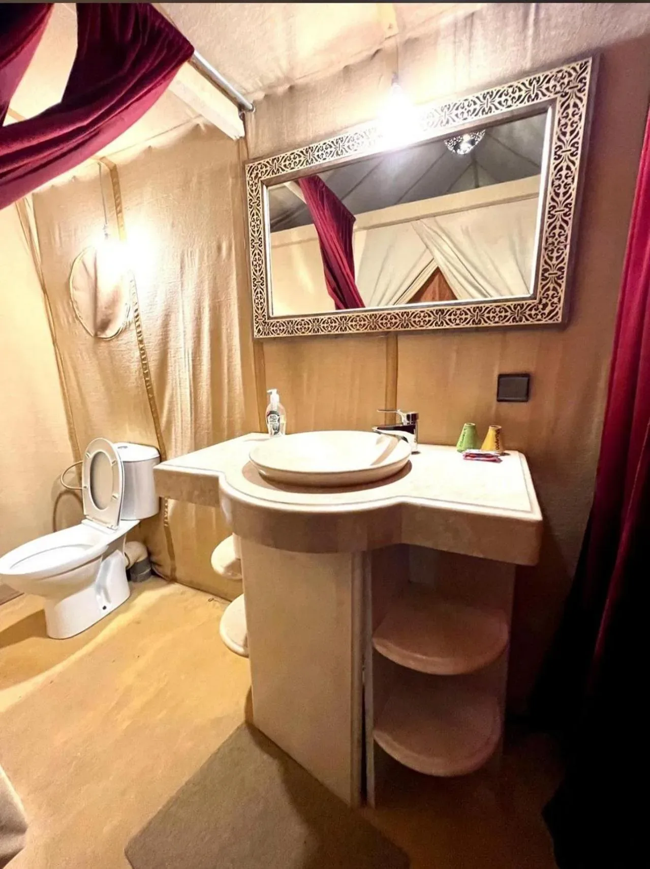 Modernes Badezimmer im Merzouga White Camp, Merzouga