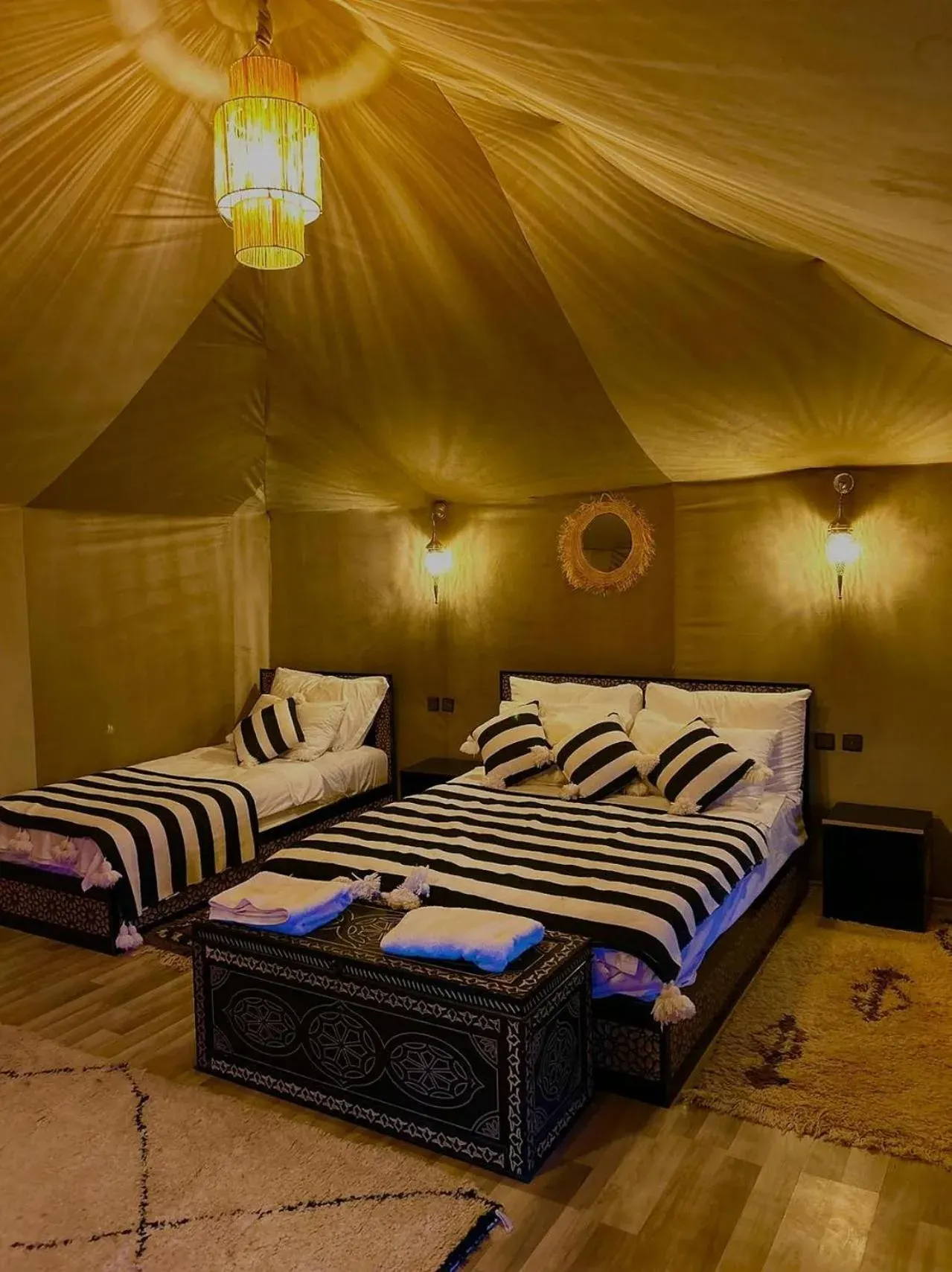 Geräumiges Schlafzimmer im Merzouga White Camp, Merzouga