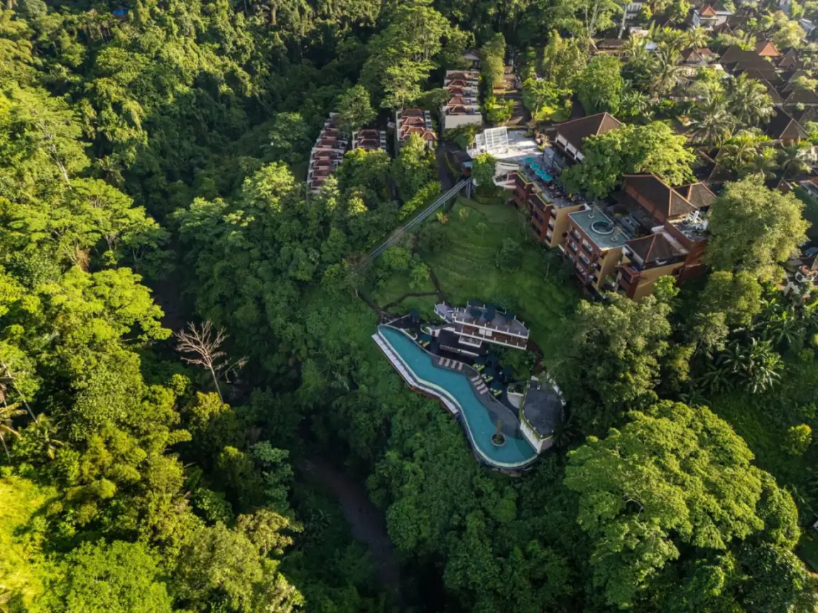 Luftaufnahme des Metland Venya Ubud, umgeben von üppigem Grün