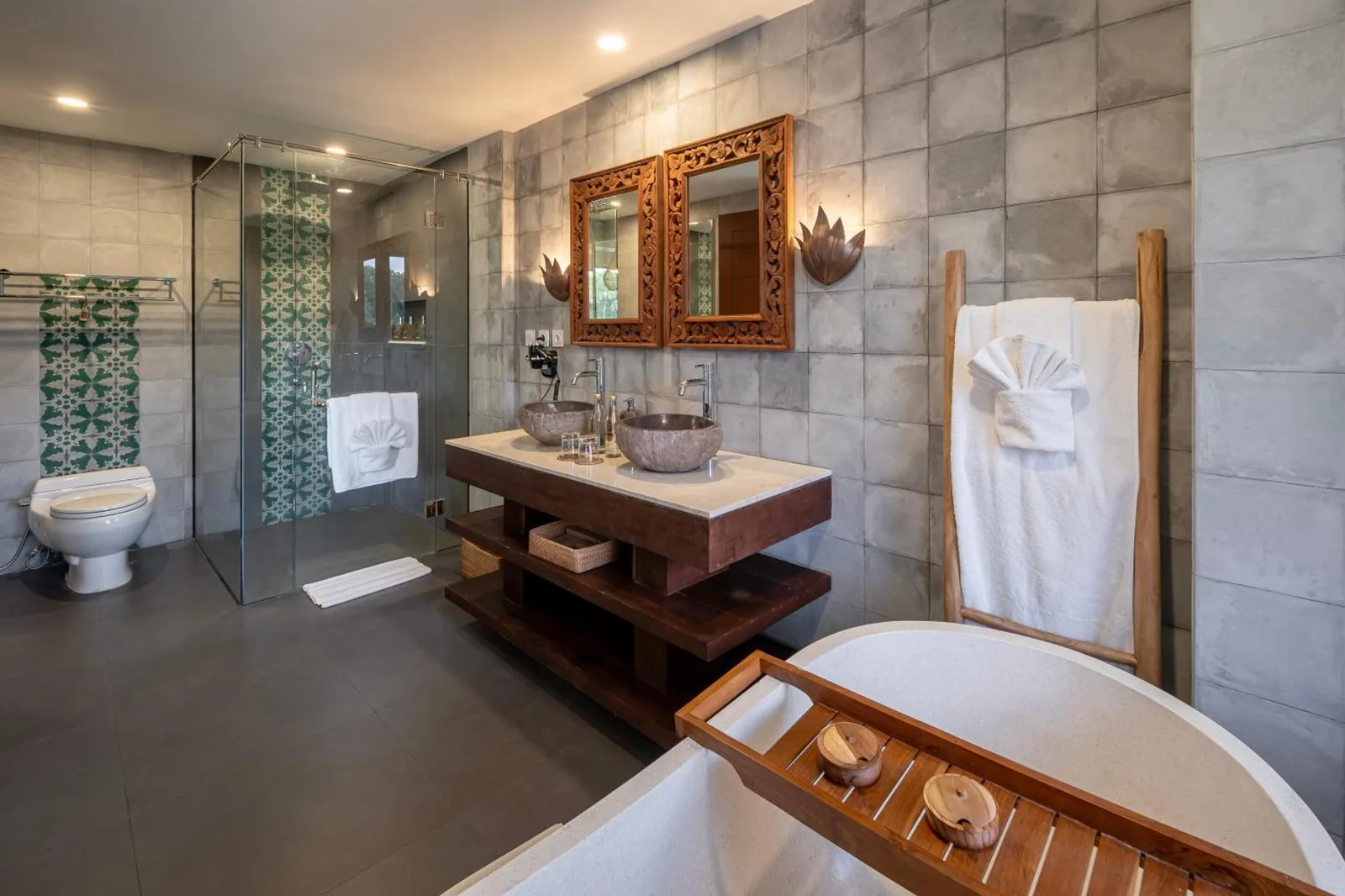 Elegantes Badezimmer im Metland Venya Ubud mit moderner Ausstattung