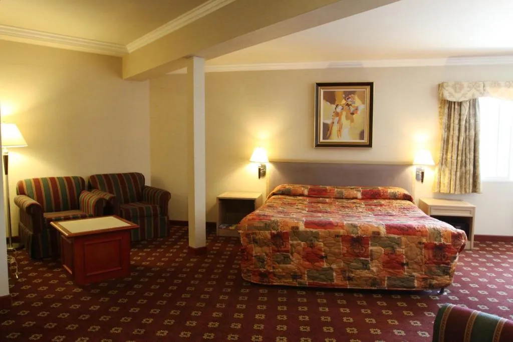 Coin salon confortable dans la chambre d'hôtel du Metro Plaza Hotel