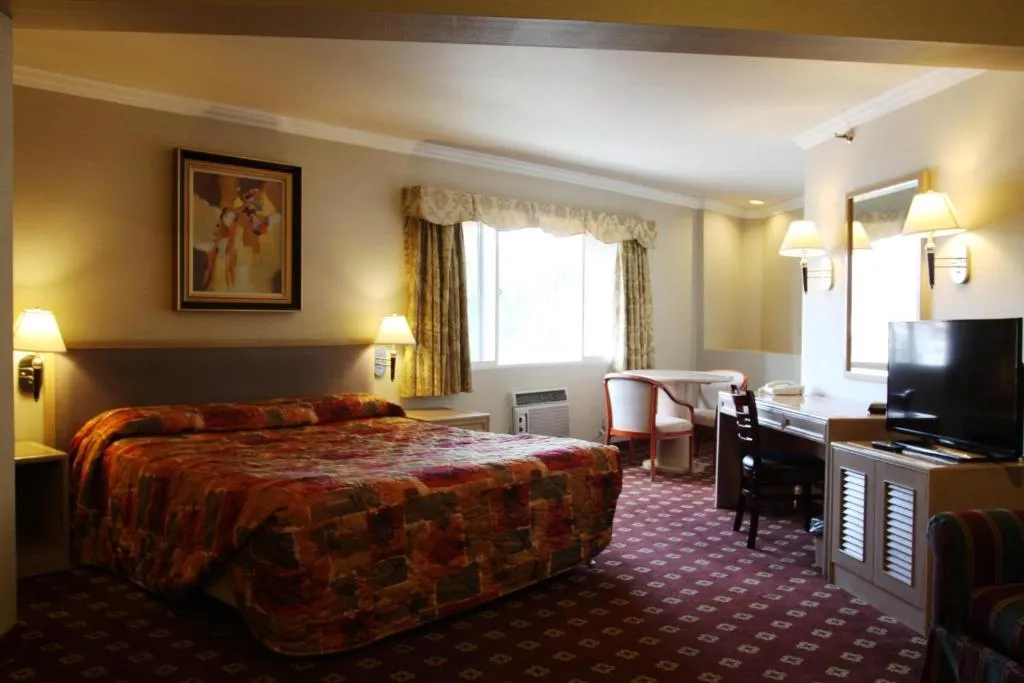 Chambre d'hôtel Metro Plaza présentant un lit et un coin salon