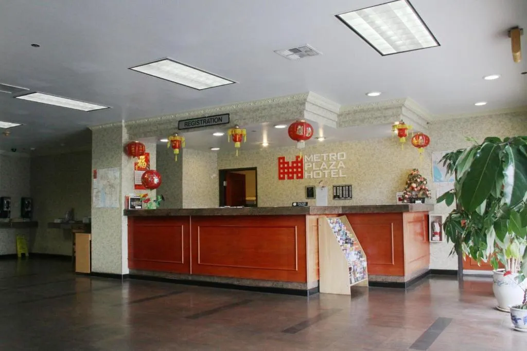 Espace de réception de l'Hôtel Metro Plaza avec bureau d'enregistrement