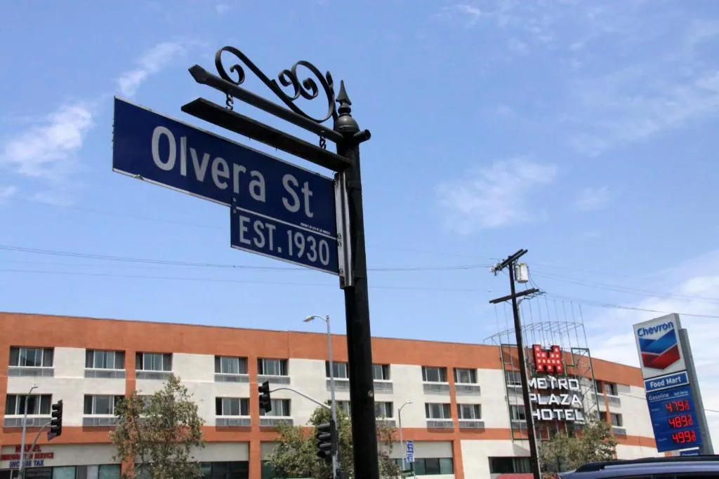 Panneau Olvera Street près de l'Hôtel Metro Plaza