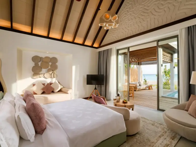 Gemütliches Zimmer mit Zugang zum Außenbereich im Meyyafushi Malediven