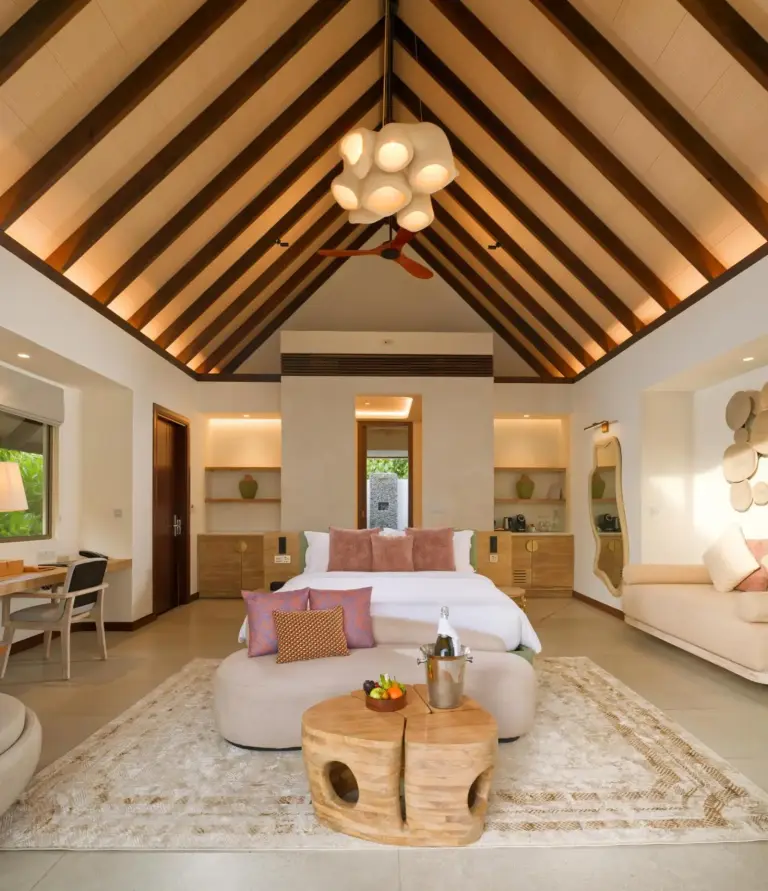 Luxus-Suite mit elegantem Interieur im Meyyafushi Maldives